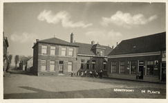 12474 Gezicht op De Plaats te Montfoort, uit het westen, met links de onderwijzerswoning De Plaats 4, in het midden de ...
